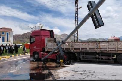 Van’da Seyir Halindeki Tır Yön Tabelasına Çarptı: 1 Yaralı