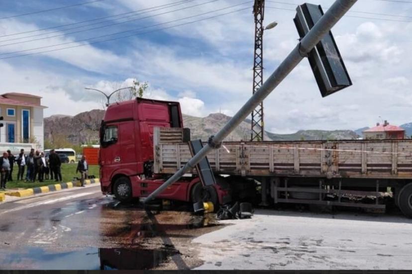 Van’da Seyir Halindeki Tır Yön Tabelasına Çarptı: 1 Yaralı