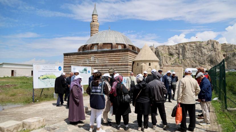 VAN’DA “YÜRÜDÜKÇE HATIRLARIZ” PROJESİNİN İLK ETKİNLİĞİ ESKİ VAN ŞEHRİ’NDE GERÇEKLEŞTİRİLDİ