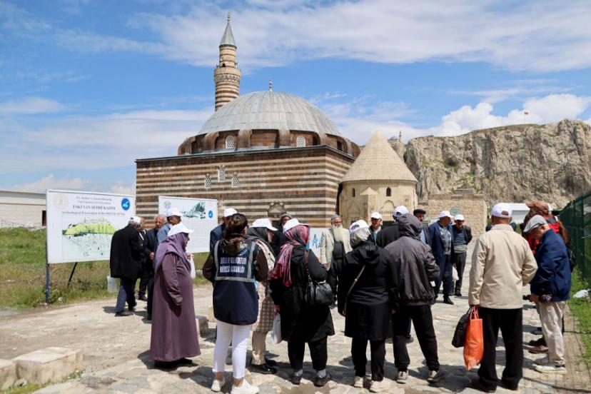 VAN’DA “YÜRÜDÜKÇE HATIRLARIZ” PROJESİNİN İLK ETKİNLİĞİ ESKİ VAN ŞEHRİ’NDE GERÇEKLEŞTİRİLDİ