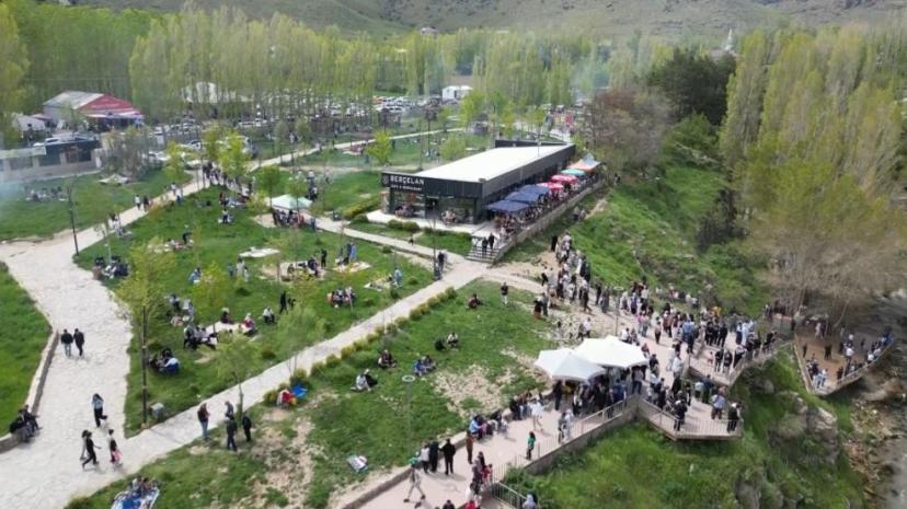 Van’ın doğa harikası bayramda doldu taştı