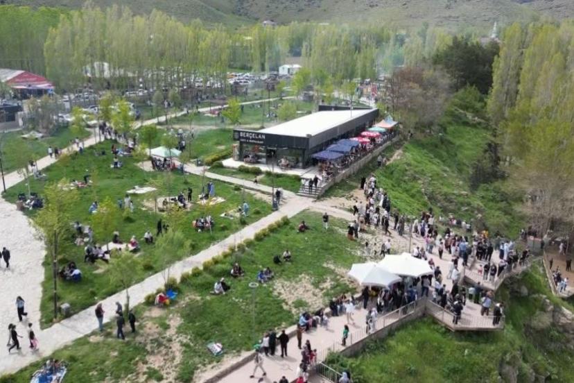 Van’ın doğa harikası bayramda doldu taştı