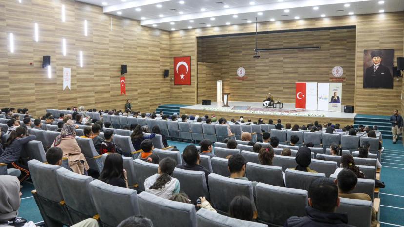 YAZAR BARKÇİN ÖĞRENCİLERLE BULUŞTU