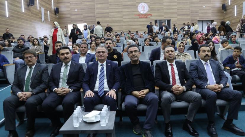 YAZAR YENİŞEHİRLİOĞLU "MEDENİYET, İNSAN VE HİKÂYE” SEMİNERİNDE GENÇLERLE BULUŞTU