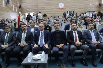 YAZAR YENİŞEHİRLİOĞLU "MEDENİYET, İNSAN VE HİKÂYE” SEMİNERİNDE GENÇLERLE BULUŞTU