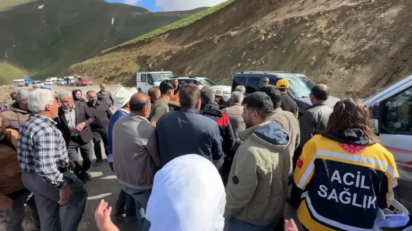 Yüksekova’da minibüs şarampole yuvarlandı: 2 ölü