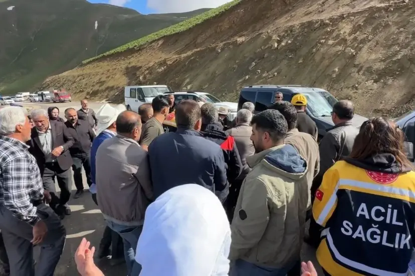 Yüksekova’da minibüs şarampole yuvarlandı: 2 ölü