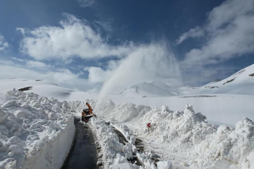 Bahçesaray yolu kontrollü olarak ulaşıma açıldı