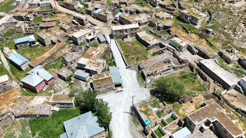 Başkale Belediyesi Parke Taşı Çalışmalarını Sürdürüyor