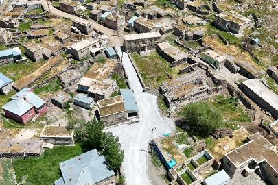 Başkale Belediyesi Parke Taşı Çalışmalarını Sürdürüyor