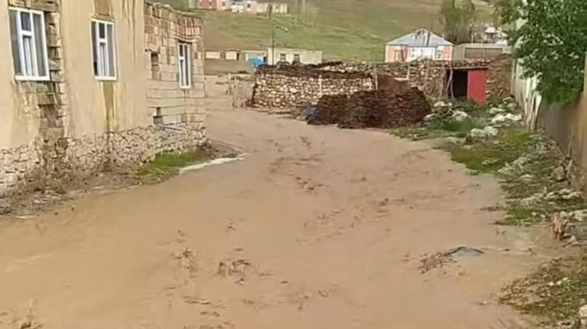 Başkale'de sağanak sonucu sel meydana geldi