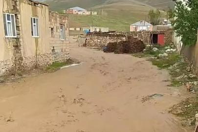 Başkale'de sağanak sonucu sel meydana geldi