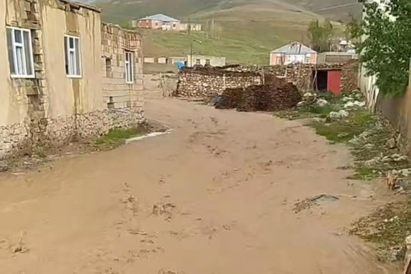 Başkale'de sağanak sonucu sel meydana geldi