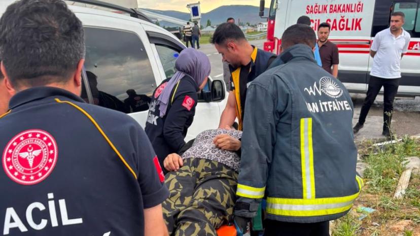 Çaldıran'da trafik kazası: 3 yaralı