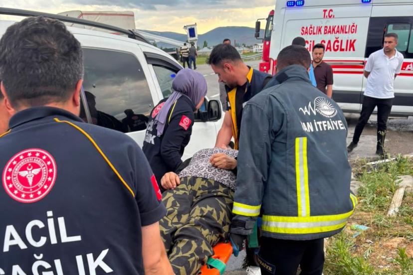 Çaldıran'da trafik kazası: 3 yaralı