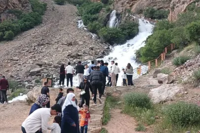 Debisi yükselen Kanisipi Şelalesi ilgi odağı oldu