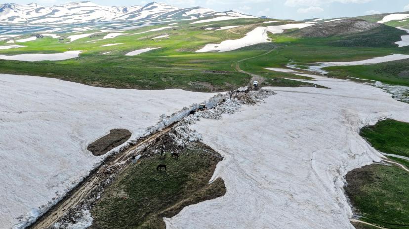HAZİRAN AYINDA KARLA MÜCADELE; NORDUZ BÖLGESİNDE 3 BİN 800 RAKIMDA ZORLU MESAİ