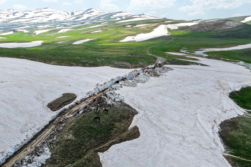 HAZİRAN AYINDA KARLA MÜCADELE; NORDUZ BÖLGESİNDE 3 BİN 800 RAKIMDA ZORLU MESAİ