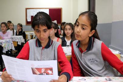 İlk defa arkadaşlarıyla karne heyecanı yaşadı