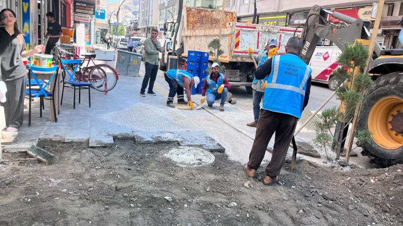 İpekyolu Belediyesi Mahallelerde Asfalt Çalışmalarını Sürdürüyor