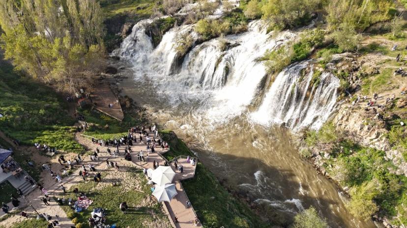 Muradiye Şelalesi Kurban Bayramı'nda Dolup Taştı