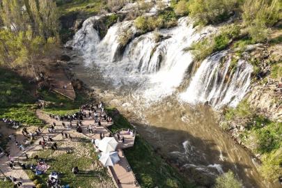 Muradiye Şelalesi Kurban Bayramı'nda Dolup Taştı