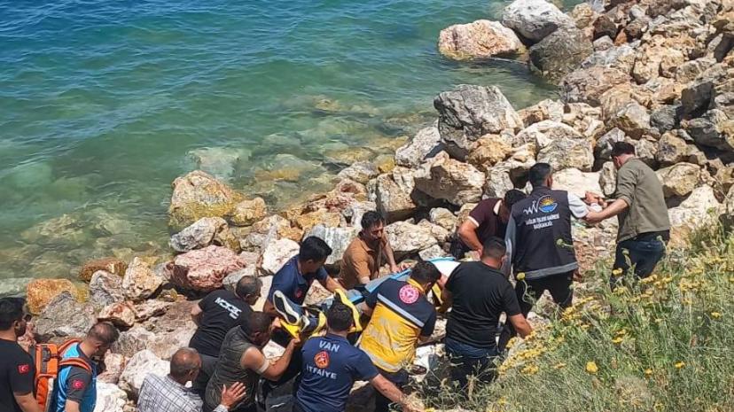 Otomobil Van Gölü'ne uçtu: Sürücü yaralı kurtarıldı