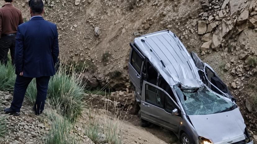 Şarampole yuvarlanan hafif ticari aracın sürücüsü öldü