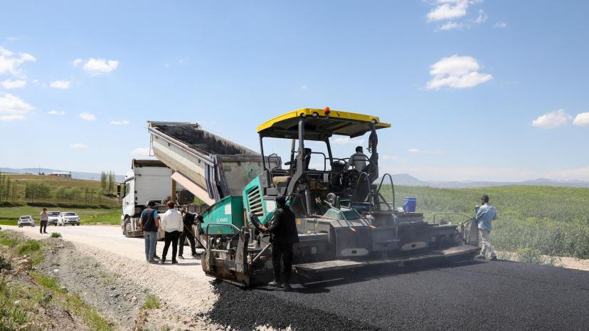 VAN BÜYÜKŞEHİR BELEDİYESİ KIRSALDA DA ASFALT ÇALIŞMALARINA START VERDİ