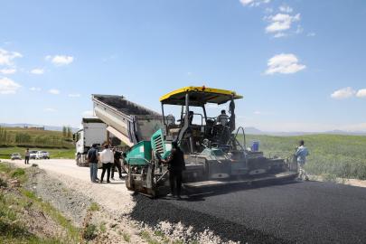 VAN BÜYÜKŞEHİR BELEDİYESİ KIRSALDA DA ASFALT ÇALIŞMALARINA START VERDİ