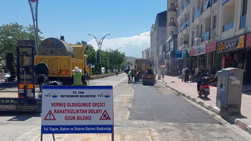 VAN BÜYÜKŞEHİR BELEDİYESİ’NDEN ERCİŞ’TE YOL BAKIM, ONARIM ÇALIŞMASI