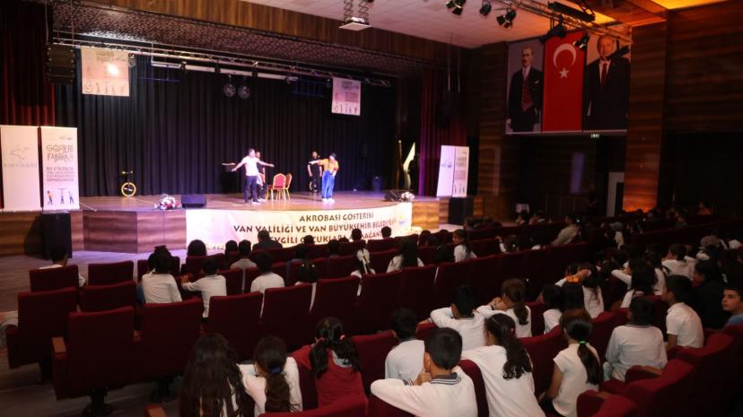 VAN BÜYÜKŞEHİR BELEDİYESİ’NDEN ÖĞRENCİLERE MUHTEŞEM AKROBASİ VE JONGLÖR GÖSTERİSİ