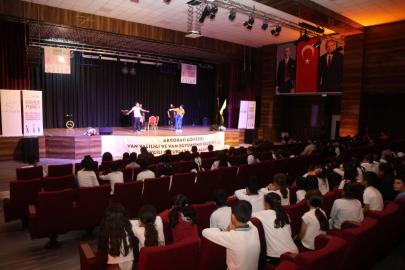 VAN BÜYÜKŞEHİR BELEDİYESİ’NDEN ÖĞRENCİLERE MUHTEŞEM AKROBASİ VE JONGLÖR GÖSTERİSİ