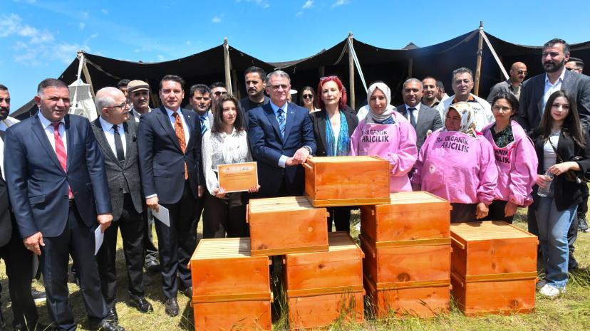 VAN'DA 150 AİLEYE 3 BİN ARILI KOVAN DESTEĞİ