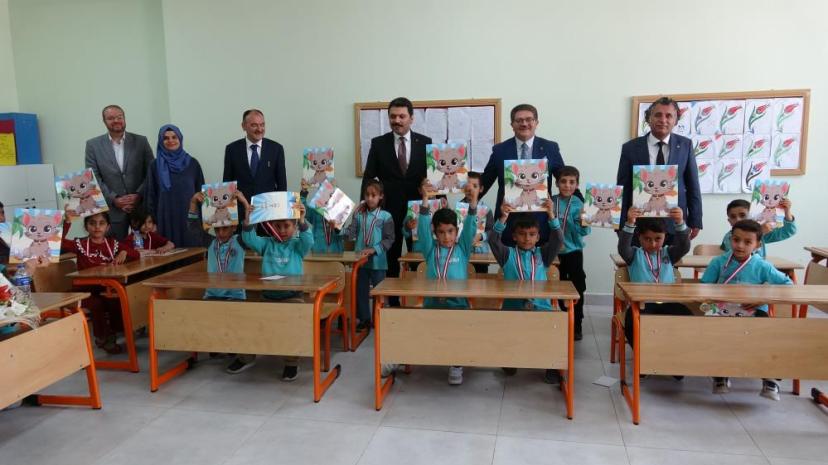 Van'da 275 bin 826 öğrenci karne heyecanı yaşadı