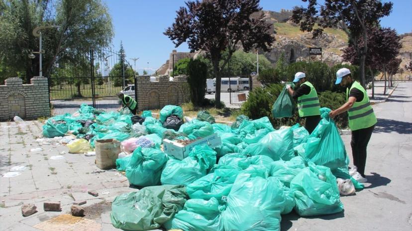 Van'da Atatürk Kültür Parkı'nda 3 Ton Çöp Toplandı