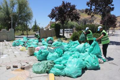 Van'da Atatürk Kültür Parkı'nda 3 Ton Çöp Toplandı