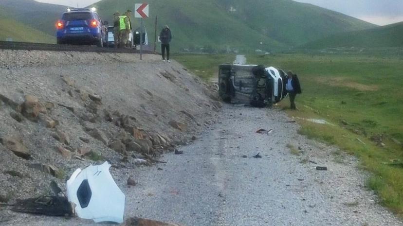 Van'da şarampole yuvarlanan kamyonetin sürücüsü yaralandı