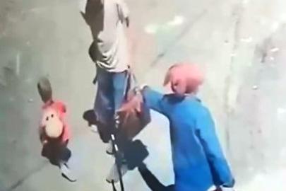Van’da sokakta oynayan çocuğa saldırı: O anlar kamerada