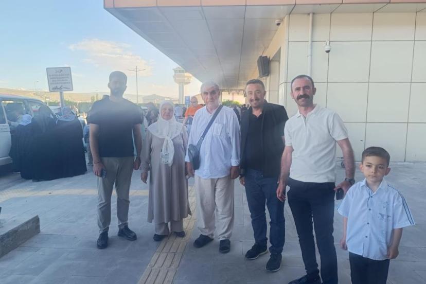 Van'dan kutsal topraklara uzanan yolculuk sona erdi: İlk hac kafilesi dualarla karşılandı