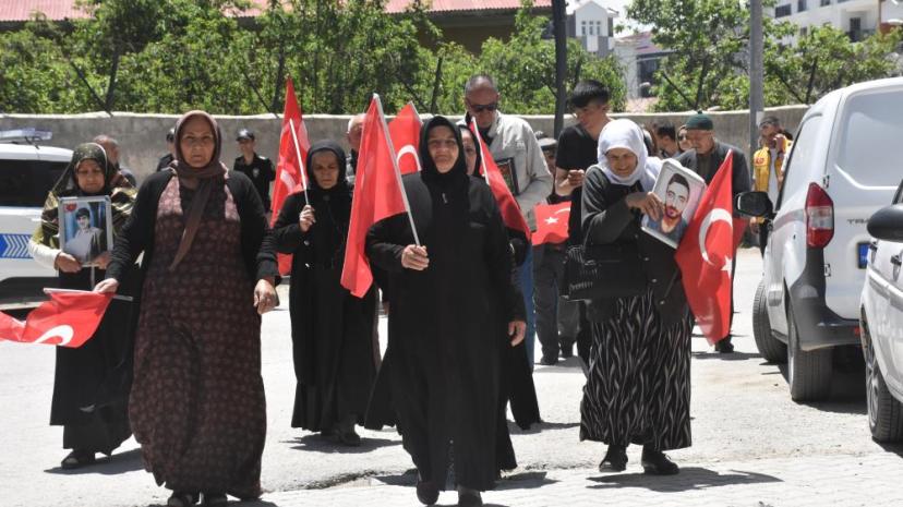 Vanlı annelerin evlat nöbeti devam ediyor