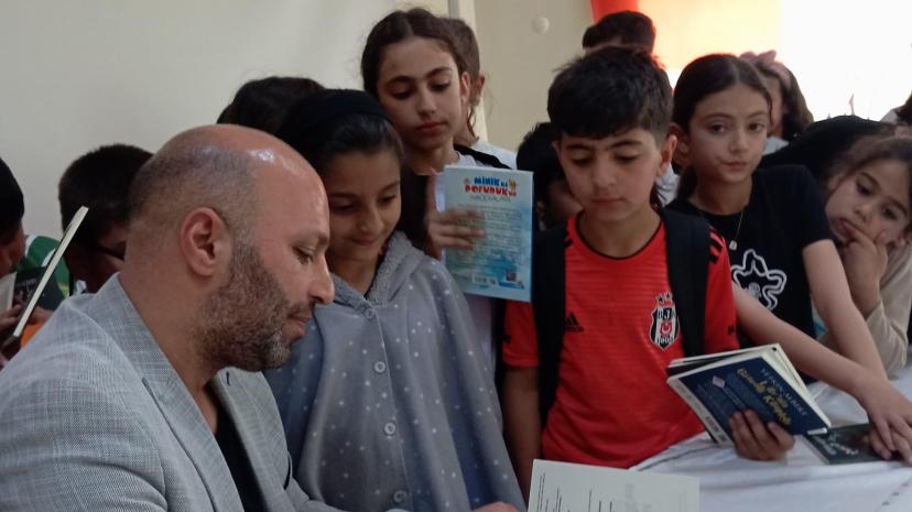 YAZAR YETKİN ALBERT OKURLARI İLE BİR ARAYA GELDİ
