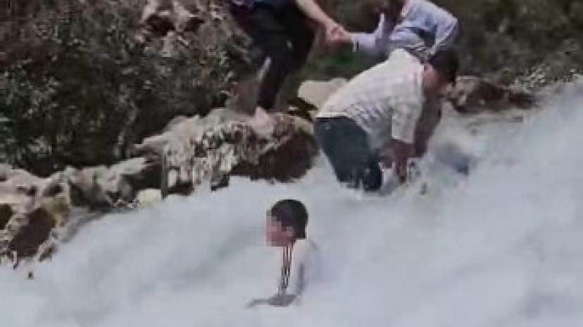 Akıntının ortasında kalan çocuk son anda kurtarıldı