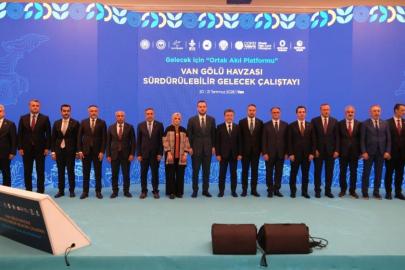 Bakan Yumaklı: "Van Gölü'nün hazinelerini keşfetmek için değil korumak için varız"
