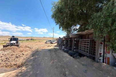 Başkale'de saman yüklü tır devrildi