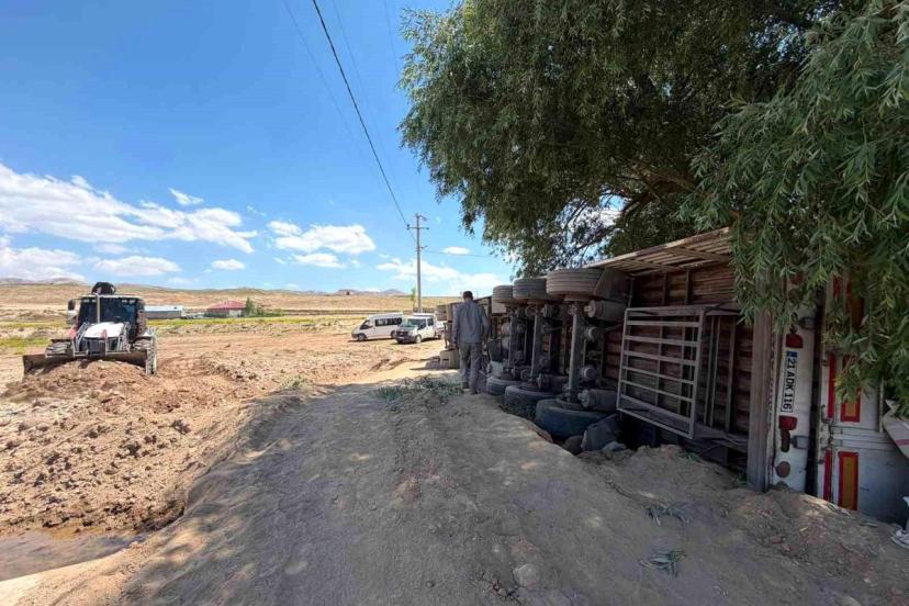 Başkale'de saman yüklü tır devrildi