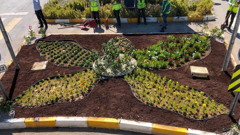 BÜYÜKŞEHİR BELEDİYESİ CADDE VE REFÜJLERİ ÇİÇEKLERLE SÜSLÜYOR