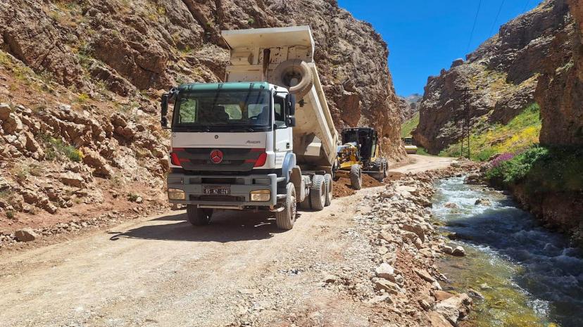 BÜYÜKŞEHİR BELEDİYESİ KIRSALDA YOL VE ALTYAPI ÇALIŞMALARINI SÜRDÜRÜYOR