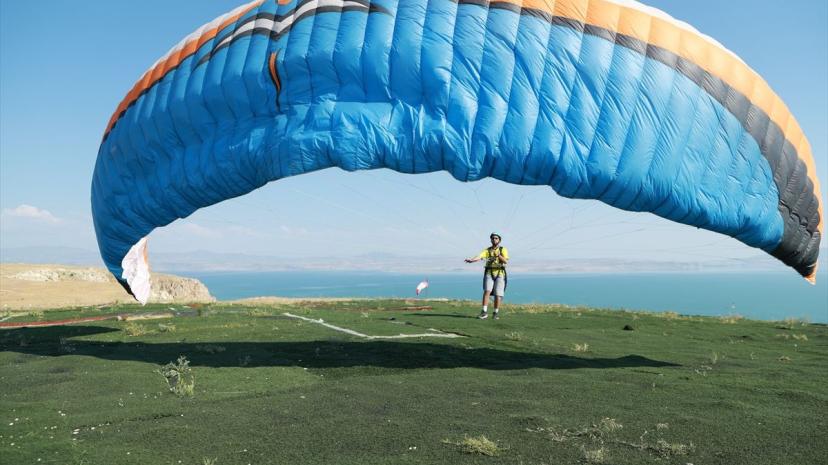 İranlı Pilotlar Van Gölü'nde Uçuş Yaptı