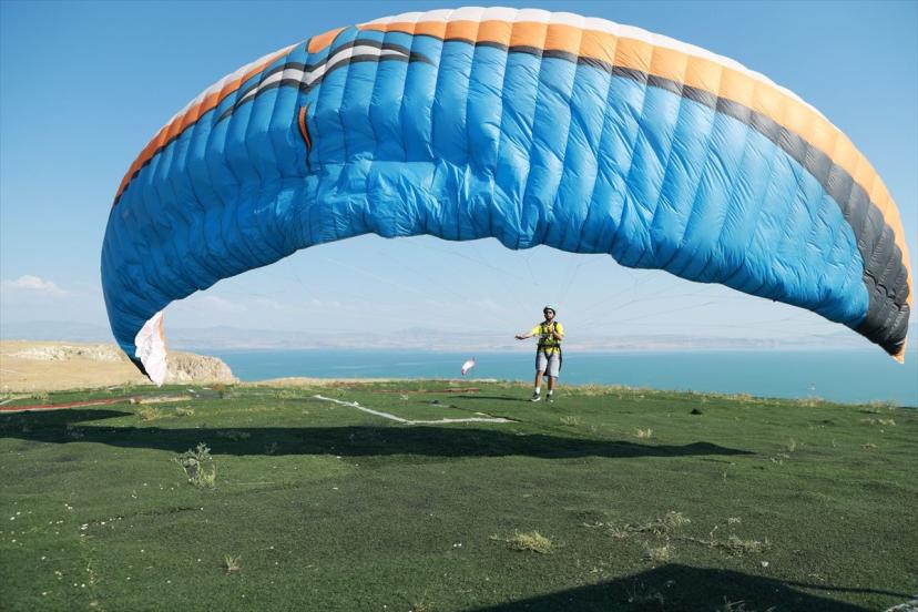 İranlı Pilotlar Van Gölü'nde Uçuş Yaptı
